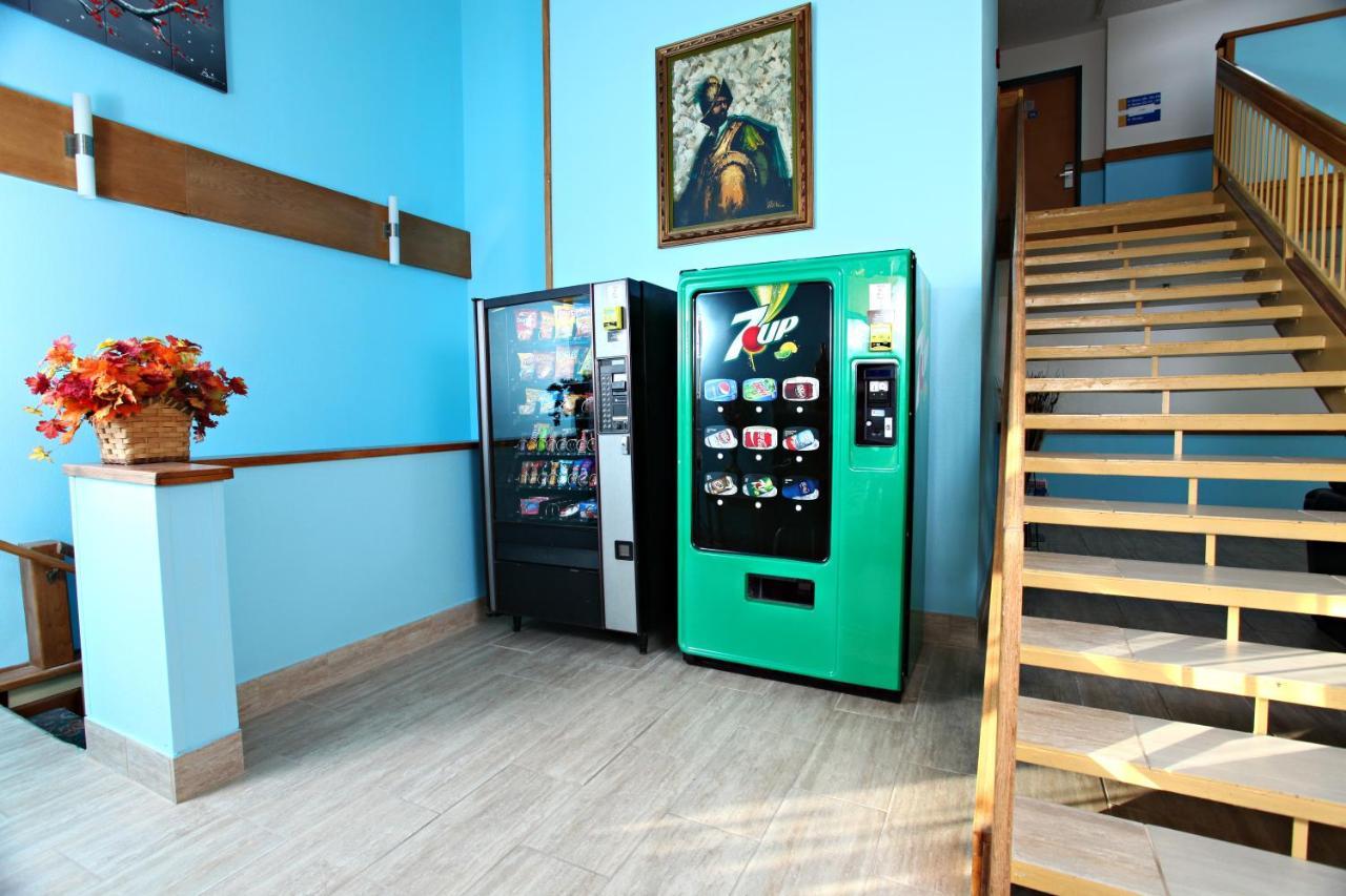 Coratel Inn & Suites By Jasper Newton Bagian luar foto