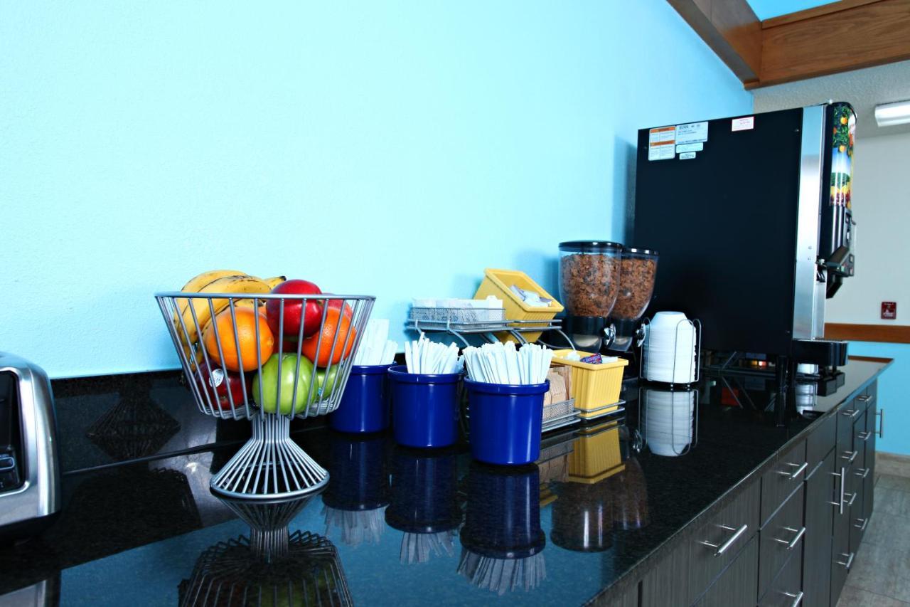 Coratel Inn & Suites By Jasper Newton Bagian luar foto