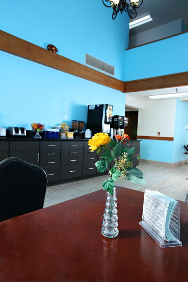 Coratel Inn & Suites By Jasper Newton Bagian luar foto