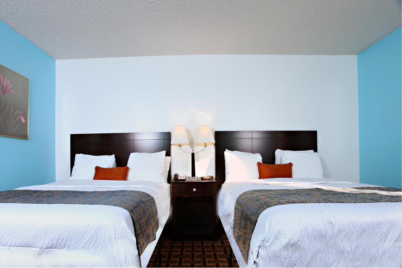 Coratel Inn & Suites By Jasper Newton Bagian luar foto