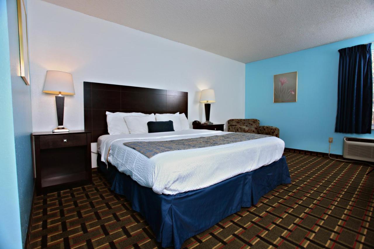 Coratel Inn & Suites By Jasper Newton Bagian luar foto