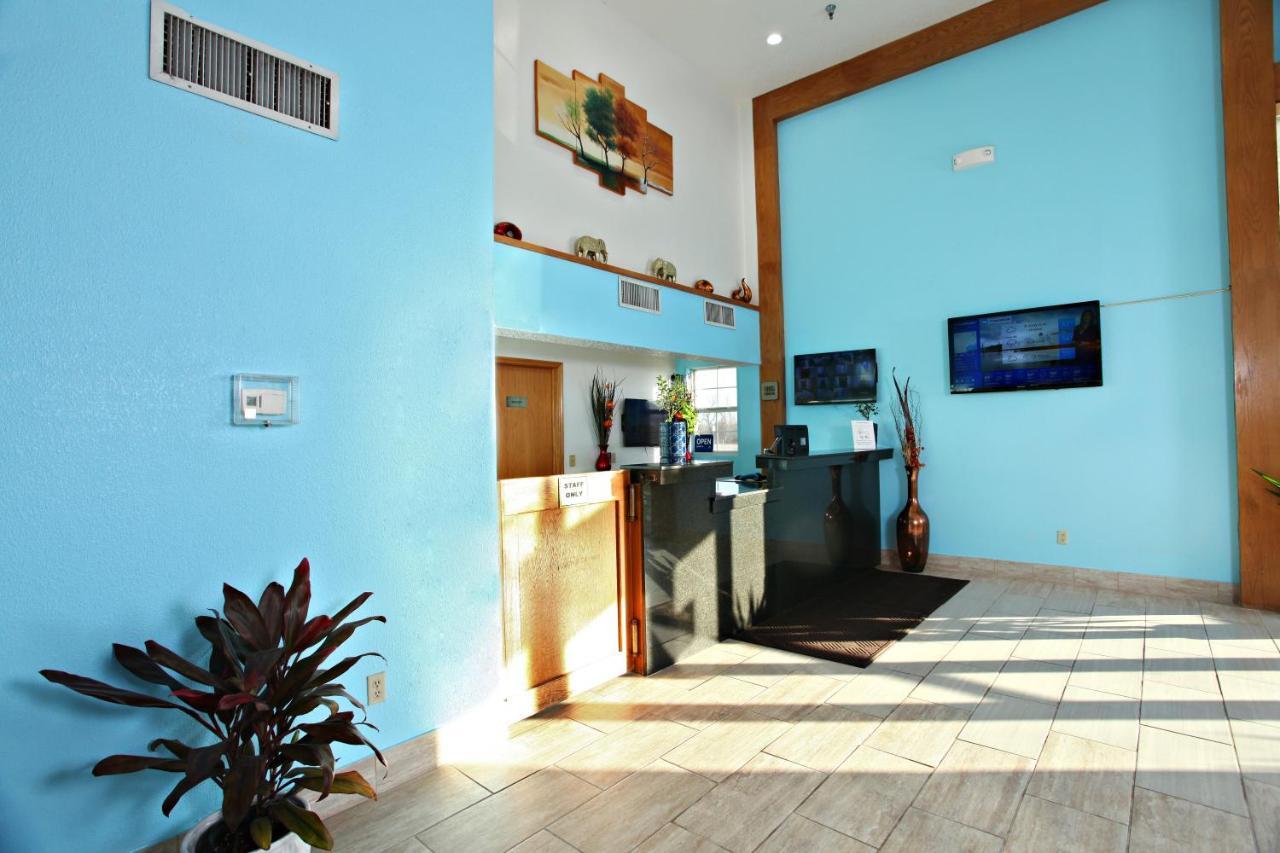 Coratel Inn & Suites By Jasper Newton Bagian luar foto